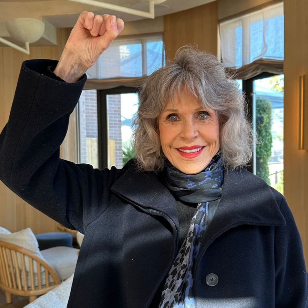 86-letnia Jane Fonda pokazała się w kurtce, którą Polki kochają od dawna. Fani: „wyglądasz wspaniale”